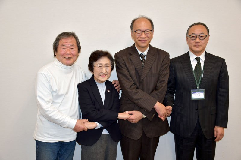 いちかわ市民ミュージカル実行委員会の（左から）吉原さん（副実行委員長）、児玉さん（同）、仁茂田篤治さん（実行委員長、市川小学校同窓会長）、永田治さん（副実行委員長、市川市文化振興財団副理事長）＝市川市
