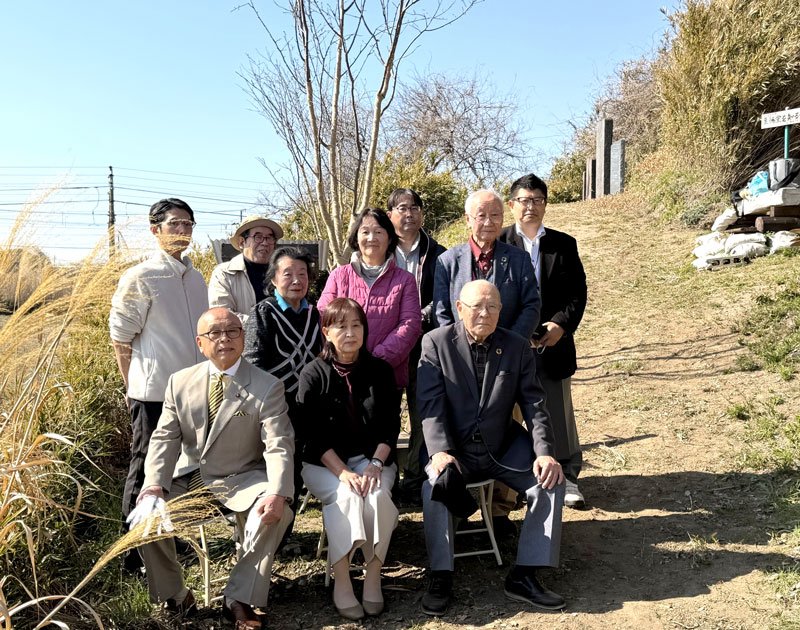 植樹した鎌足桜の前に並ぶ「至徳堂を知る会」の会員ら＝木更津市
