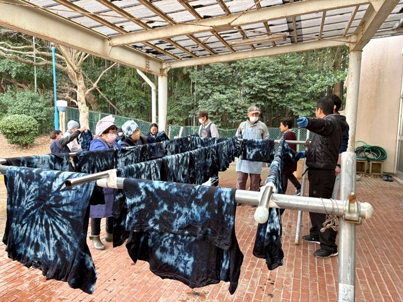神崎発酵マラソンに向けて、参加者賞の藍染めＴシャツの制作に取り組む参加者＝神崎町（同町提供）