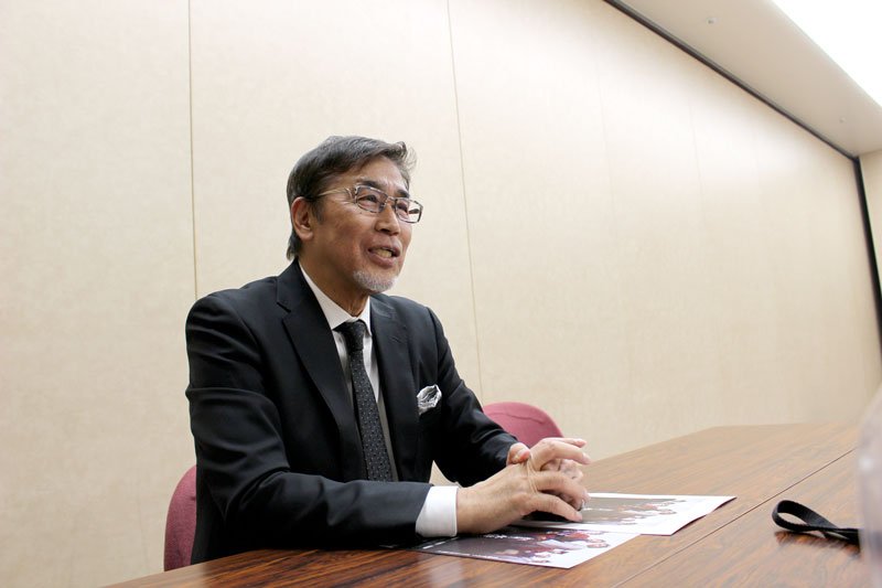 インタビューに答える若松監督