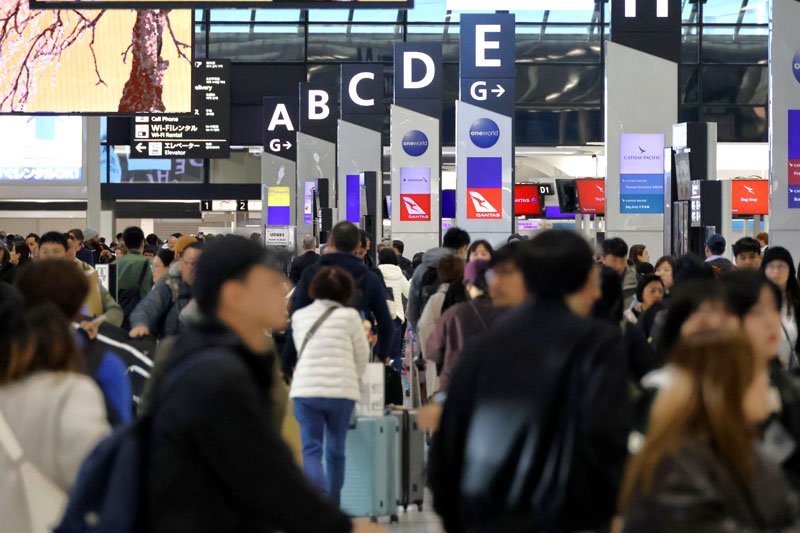 国際線の出発ロビーが大勢の人でにぎわう成田空港＝４日、成田市