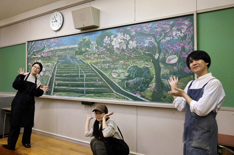 サプライズに協力した（左から）鈴木さん、遠藤さん、濱野さん＝５日午後、山武市