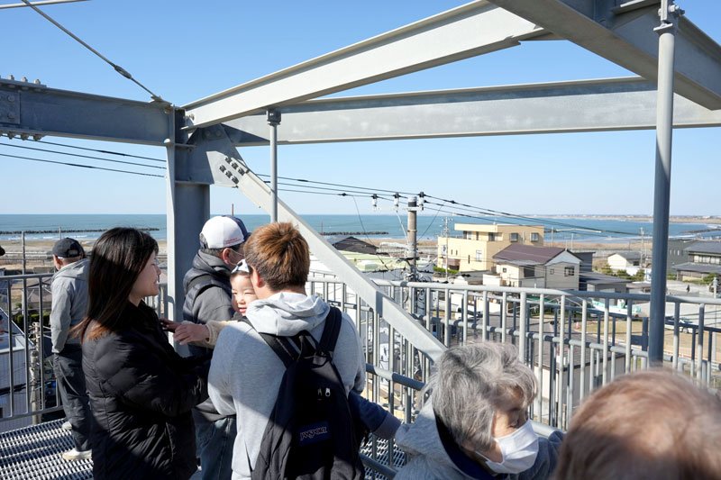訓練で津波避難タワーに集まる人たち＝８日、旭市飯岡
