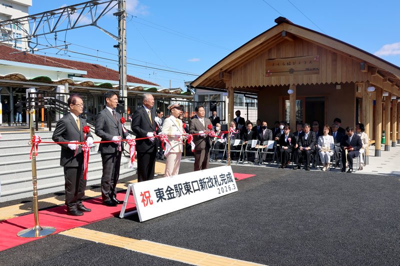 東金駅東口改札の完成を祝い行われたテープカット。近くには「さくら結びテラス」が整備された＝８日、東金市