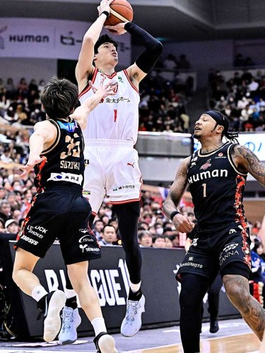大阪－千葉Ｊ　第１クオーター、３点シュートを放つ千葉Ｊ・渡辺（中央）＝おおきにアリーナ舞洲
