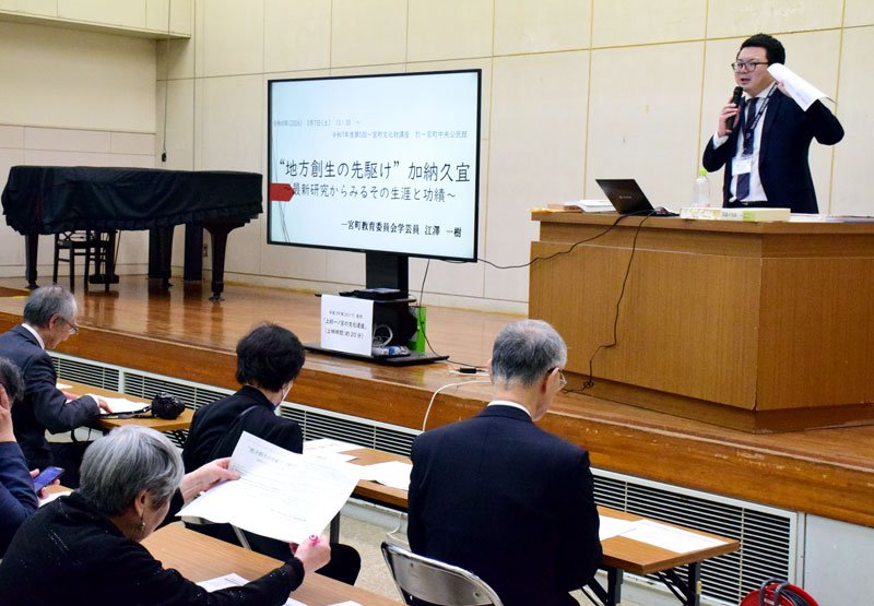 加納久宜の功績や最新の研究動向を説明する江沢学芸員＝一宮町中央公民館