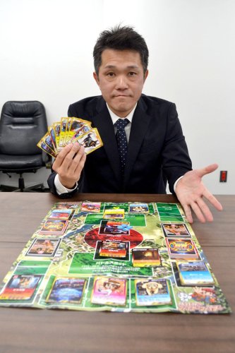 楽しみながら防災意識を高められるカードゲーム「バトルレスキュー　ファイヤーファイター」を紹介する遠藤さん＝１１日、四街道市役所