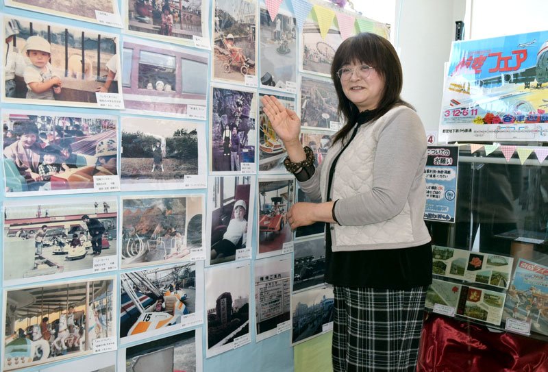 掲示された写真について説明する郷土史家のひぐちさん＝習志野市