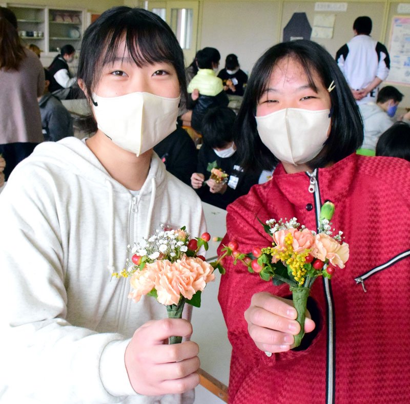 完成したコサージュを見せる児童＝１６日、長生村立高根小
