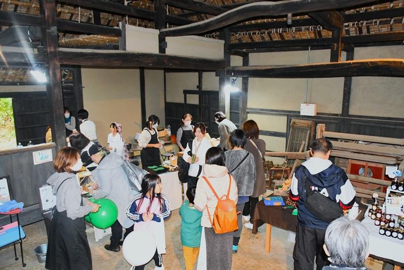 趣のある旧藪家住宅でドキドキはにわ部のメンバーが芝山はにわ祭の当日限定でオープンしているカフェの１回目＝２０２３年１１月１２日、芝山町
