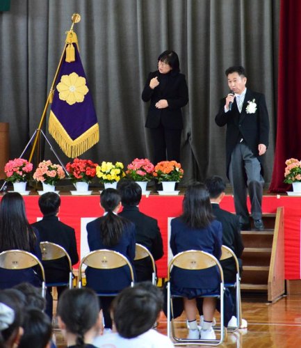 卒業式で手話を取り入れて行われた伊藤校長の式辞＝１７日、長生村
