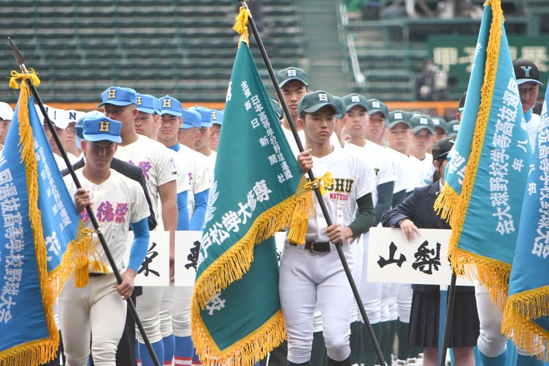 リハーサルの選手宣誓に合わせ、選抜旗を手に中央に集まる専大松戸の高貝主将（中央）＝甲子園