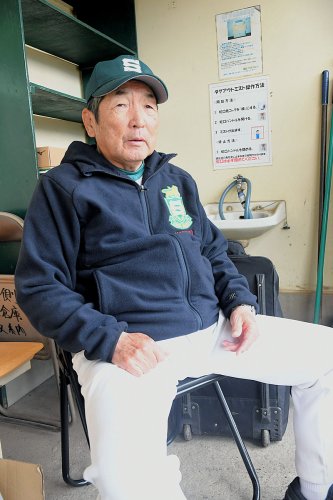 ２回戦に向けて理想の展開を語る持丸監督＝兵庫県伊丹市
