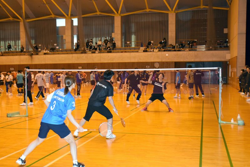 実戦形式のラリーも繰り広げられたＮＴＴ東日本バドミントン教室＝大網白里アリーナ