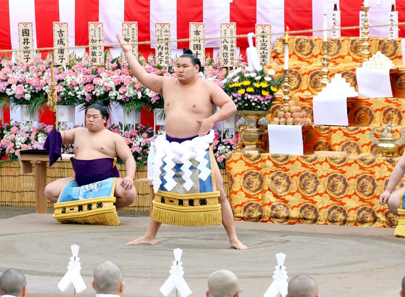 成田山新勝寺の信徒会館の再建工事に向けた地鎮祭で手数入りをする横綱・豊昇龍関＝２８日、成田市