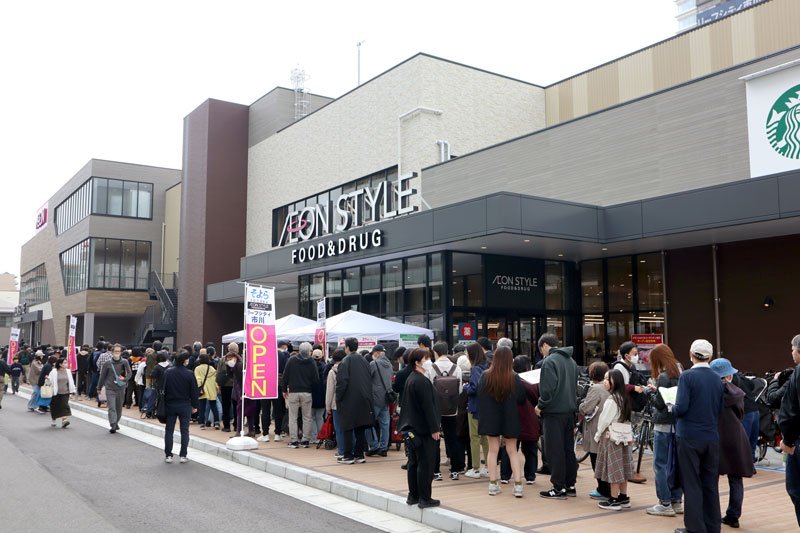 開店前には８００人が行列を作った＝２８日、市川市