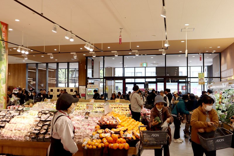 都市型ショッピングセンター「そよら」市川開業　イオン　中核商業施設に８００人列　京葉ガス工場跡地開発