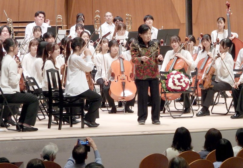 県少年少女オーケストラで約３０年にわたって務めてきた音楽監督を退任する佐治さん。退任前最後となる第３０回定期演奏会の後、「最後のタクト」を振った＝２９日、千葉市中央区の県文化会館大ホール　池田和弘撮影