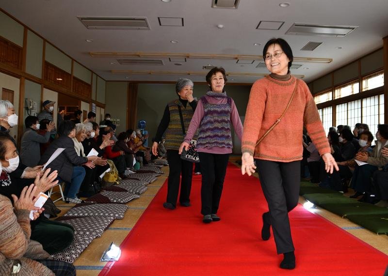 【写真複数】高齢者主役のファッションショー　思い出の服や装飾品で堂々ランウェイ　香取・さくら館