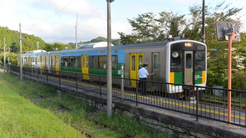 上総亀山駅で久留里への出発を待つ久留里線の列車＝２０２２年８月、君津市