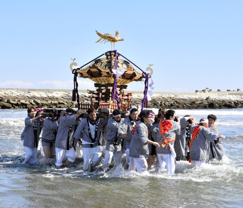 多古町の松崎神社の神幸祭が６０年ぶりに執り行われ、匝瑳市の海岸まで移動し「お浜降り」が営まれた＝８日、同市