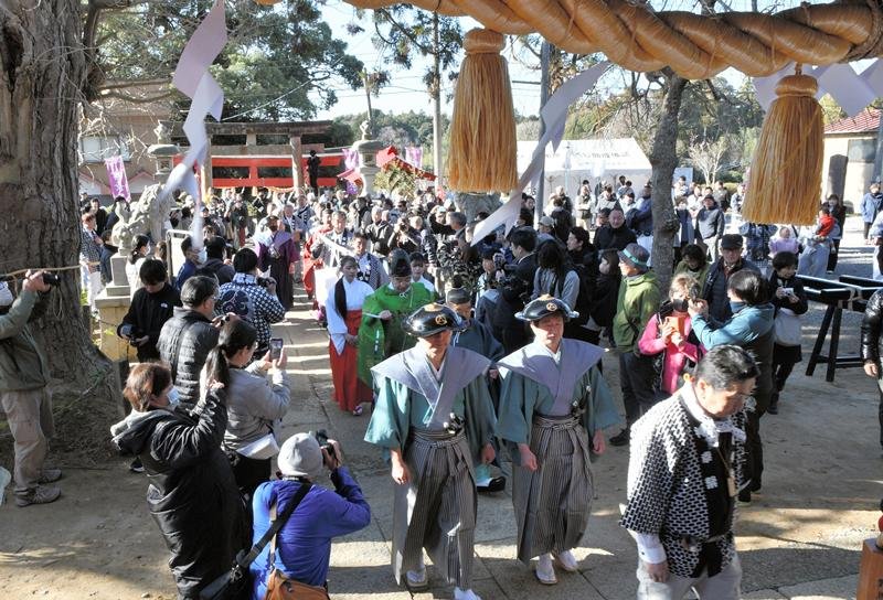 【写真多数】伝統つなぎ豊穣願う　多古・松崎神社６０年ぶり神幸祭　匝瑳の海岸でお浜降りも　
