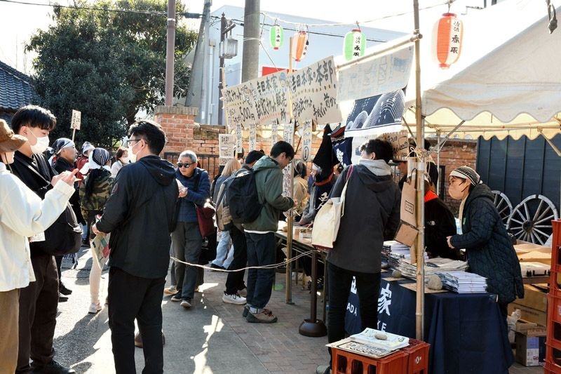 各蔵元では酒蔵見学や限定酒の販売も行われ、にぎわいを見せた＝神崎町の寺田本家