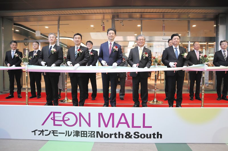 イオンモール津田沼サウスの開業を記念し、テープカットを行う関係者ら＝１８日、習志野市