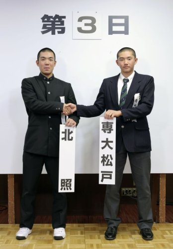 対戦が決まり握手する北照の手代森煌斗主将と専大松戸の高貝規仁主将（右）＝６日、大阪市内（代表撮影）