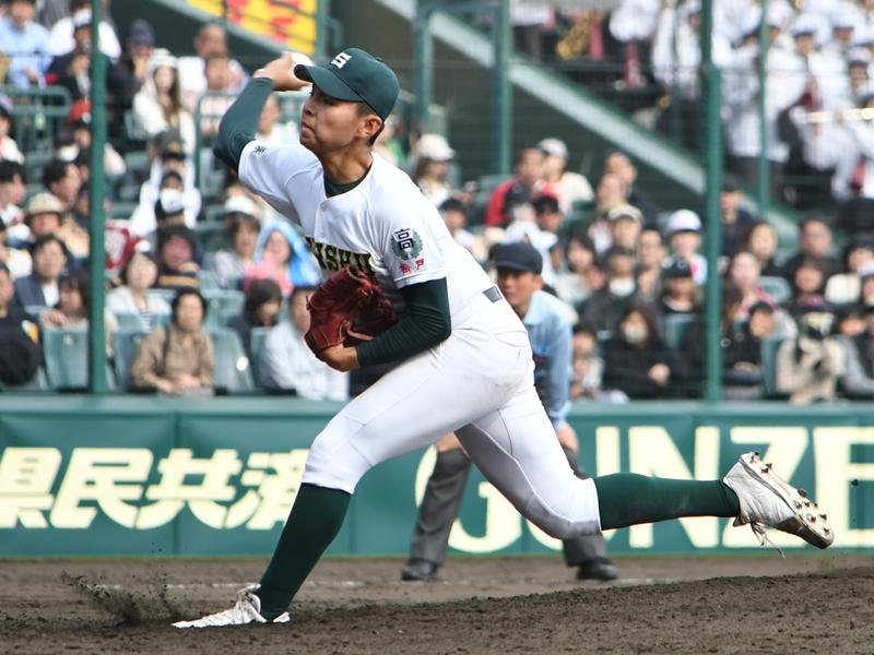 ４回途中から救援登板した専大松戸のエース門倉＝２９日、兵庫県西宮市の甲子園球場
