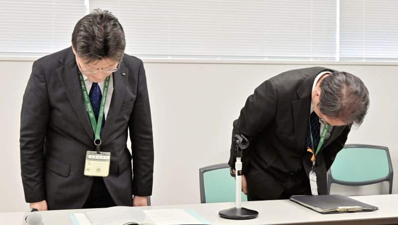 教員の減給処分を発表し、児童や保護者らに謝罪する千葉市教育委員会の教育総務部長ら＝２７日、千葉市役所