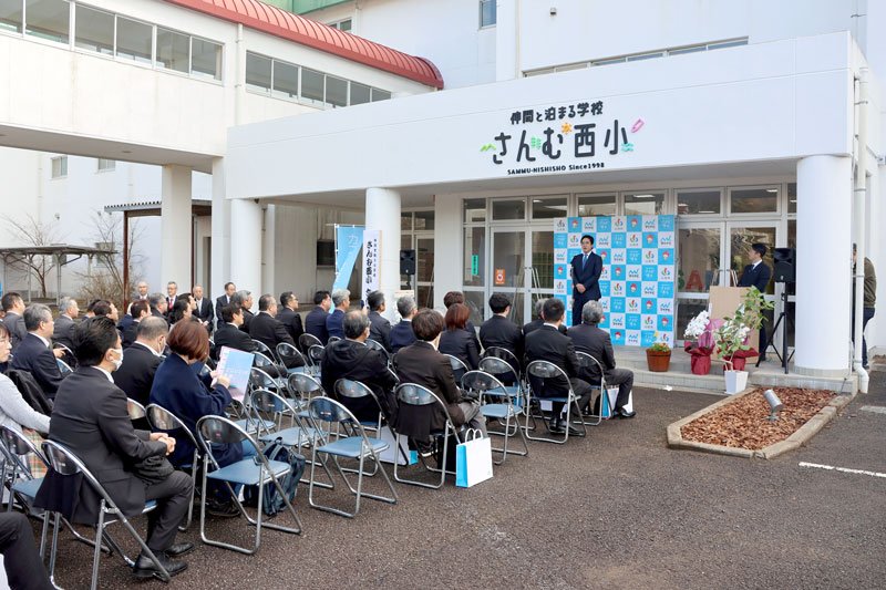 関係者が集まって開かれたオープニングセレモニー＝山武市

