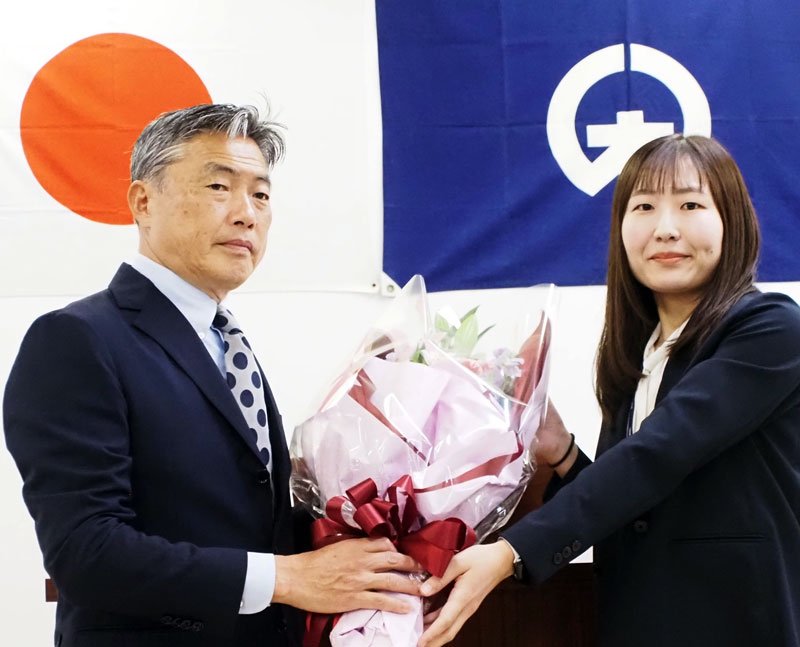 ４期目の初登庁で職員から花束を受け取る渡辺市長（左）＝３１日、木更津市