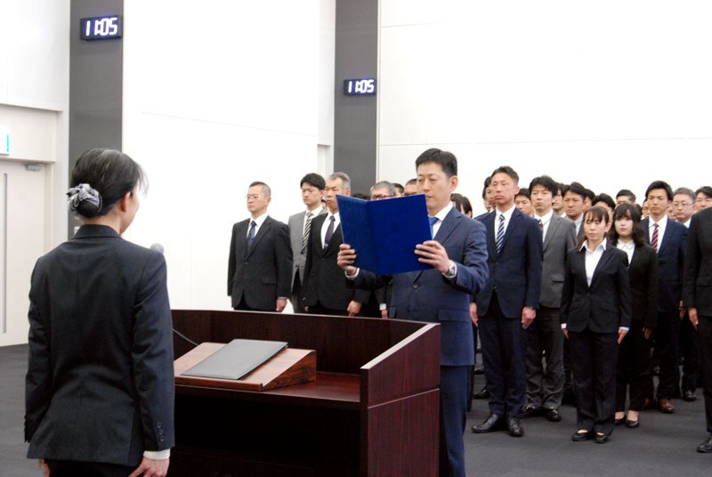 「捜査支援分析課」の発足式で決意表明する横尾課長＝１日午前、千葉市中央区の県警本部