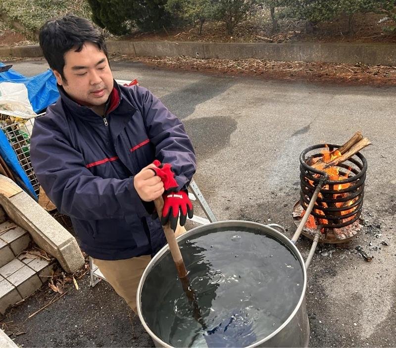 能登半島地震の被災地でボランティア活動に従事する佐々木さん＝２０２４年１月、石川県珠洲市（石井食品提供）
