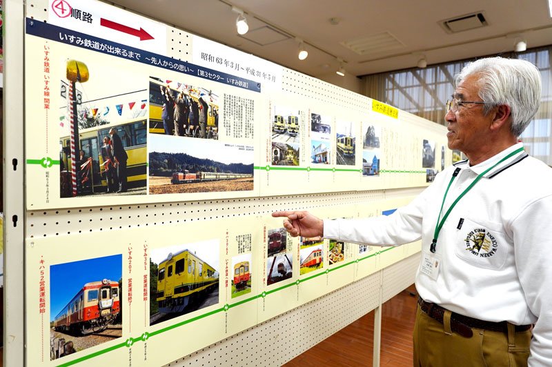 パネル展示を紹介する大多喜町観光協会の担当者＝同町