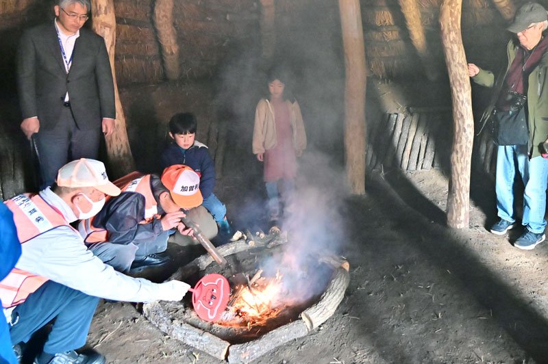 火起こしで安全祈願　千葉市加曽利貝塚　竪穴住居新築　３日から公開「縄文感じて」