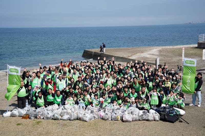 海岸清掃の参加者ら＝富津市