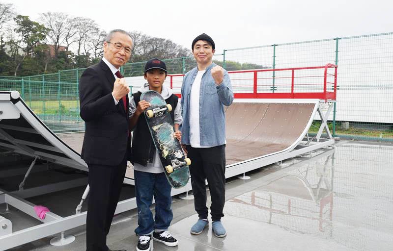 スケボー練習場の開設を喜ぶ志村さん（右）と渡辺さん（中央）。左は松戸市長＝船橋市の夏見町２丁目まちかどスポーツ広場