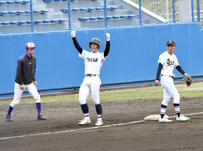 県千葉―桜林　７回裏県千葉無死満塁、走者一掃の三塁打を放ち、ガッツポーズする加賀谷（中央）＝県総合ＳＣ