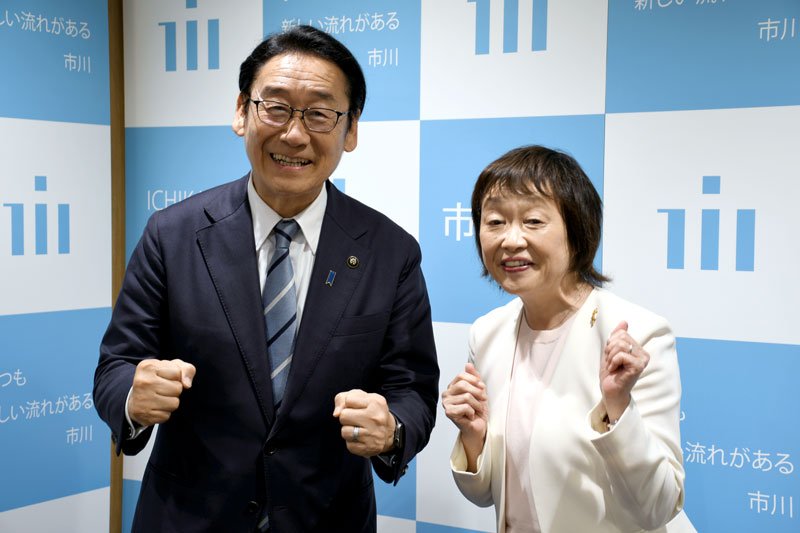 ポーズを取る増田さん（右）と田中市長＝市川市役所