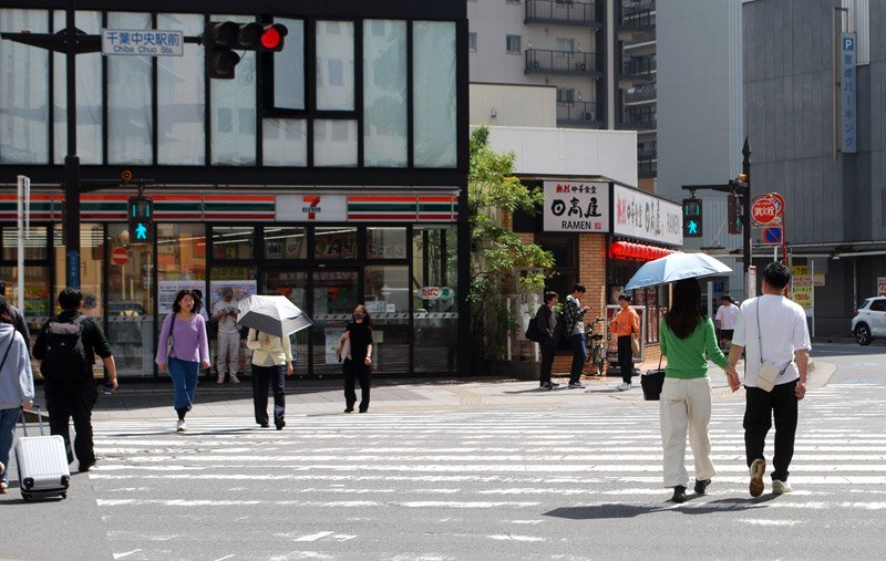 千葉県内各地で夏日を観測したこの日は、日傘を差したり、半袖姿で出歩く人も見られた＝１１日午後１時２５分ごろ、千葉市中央区