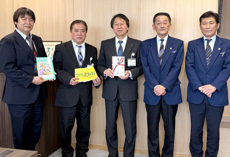 交通安全グッズを寄贈した細野理事長（右から２人）と菅沼校長（右端）＝袖ケ浦市