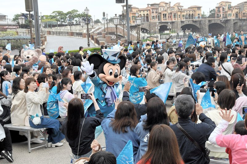 青を基調とした衣装に身を包み、ゲストとふれあうミッキーマウスら＝１５日、浦安市の東京ディズニーシー