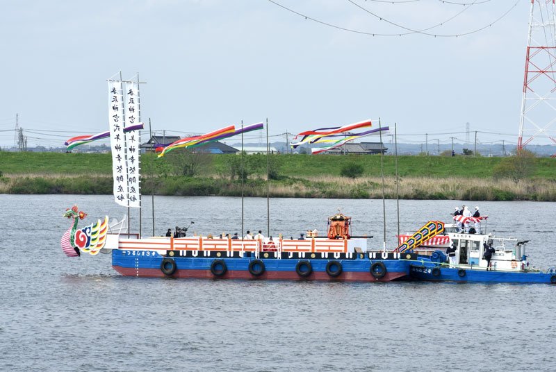 平安さながら　氏子ら行進　香取神宮１２年に１度式年神幸祭　装束や甲冑身にまとい　鳥居河岸から御座船も