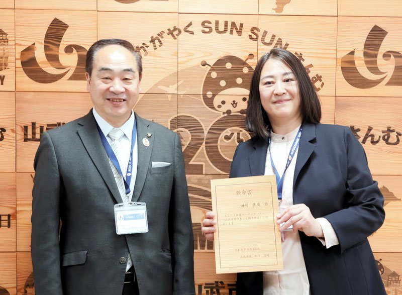 移住コーディネーターを務めることになった田崎さん（右）と松下市長＝山武市
