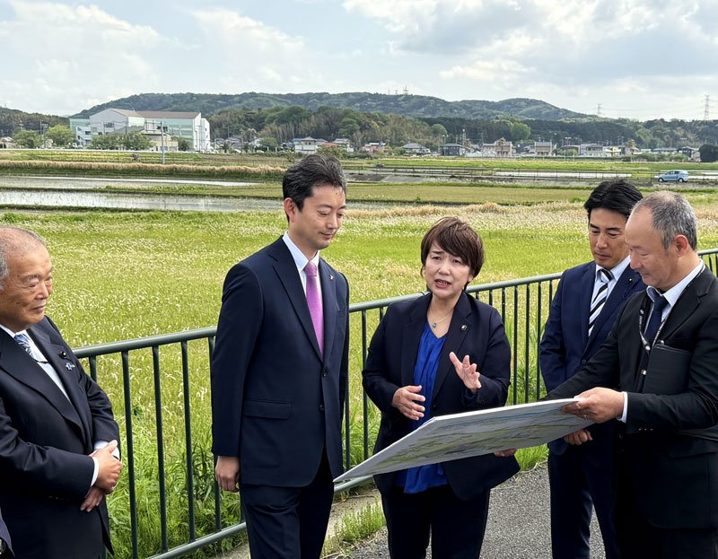 千葉ロッテマリーンズ２軍本拠地建設予定地を視察する熊谷俊人知事（中央左）。石井宏子市長（同右）から説明を受けた＝２０日、君津市