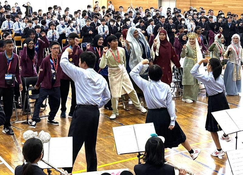 マレーシアの中高生と和やかに交流する畑沢中の生徒＝木更津市

