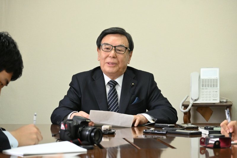 県連の議員総会後、報道陣の取材に応じる阿部幹事長＝２２日午後、自民党県連