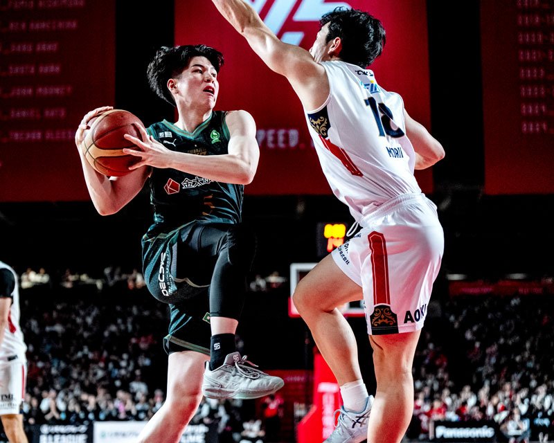 千葉Ｊ―横浜ＢＣ　第２クオーター、パスを出す千葉Ｊ・瀬川（左）＝船橋市ららアリーナ東京ベイ